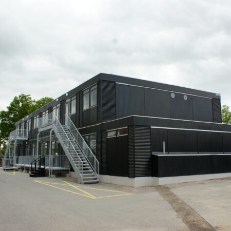 Mokyklos pastatas iš modulio.